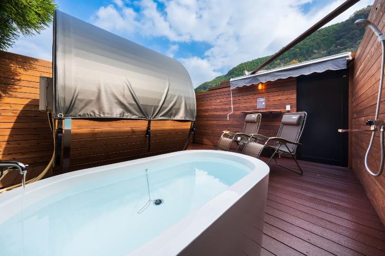 屋上貸切サウナには、水風呂用浴槽、シャワーも完備