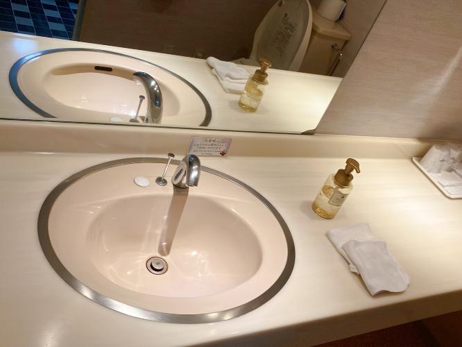 大きな鏡がある洗面台