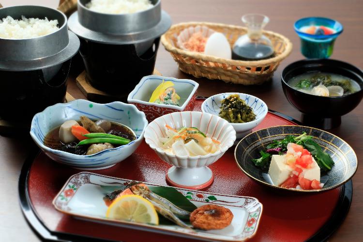 「ブランド米2種の釜炊きご飯の食べ比べ」と、 佐賀や九州の食材を使った、身体にやさしい和朝食