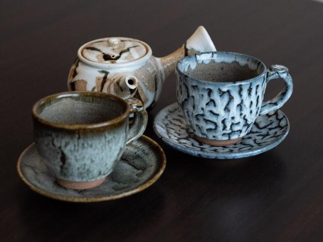 【プリビレッジジュニアスイートルーム客室備品】唐津焼の自然の風合いと深い味わいを手に取って感じてみてください