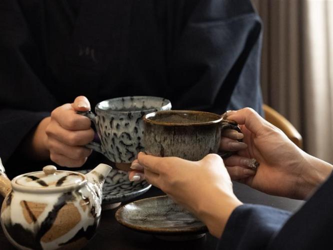 【プリビレッジジュニアスイートルーム客室備品】唐津焼の素朴ながらも深い美しさは一点ごとに異なる表情を魅せます