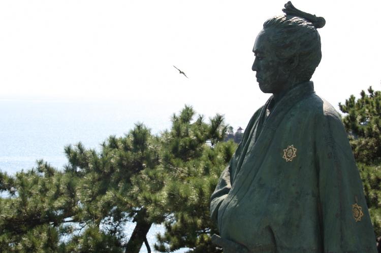 「提供元：高知市」龍馬像