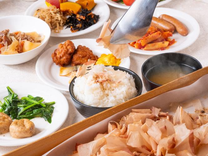 湯気立つご飯に、削りたての鰹節。<BR>和のおかずとともにお楽しみください。