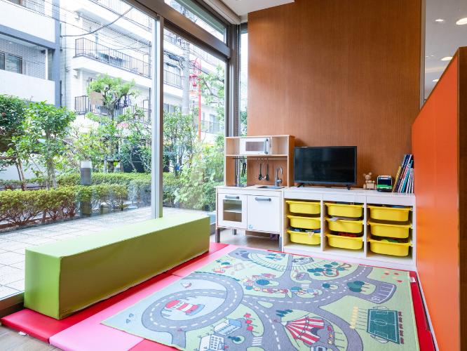 お食事の時間も案内して過ごせる、レストラン内のキッズスペース。