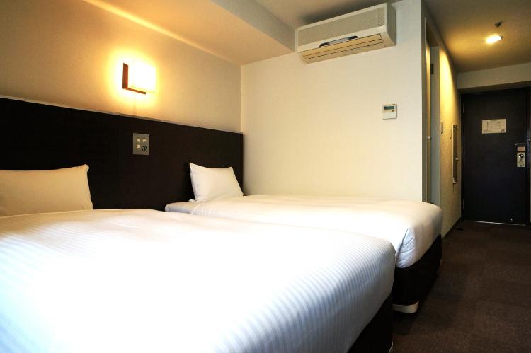 エコノミーツイン□105cm幅ベッドが２台入っております♪旅の語らいにはもってこいの空間です