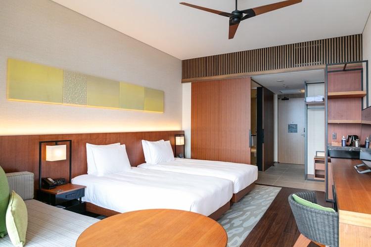 【ツイン】 ベッド2台とソファベッドを利用して最大5名様（うち大人3名様）までご滞在が可能です。