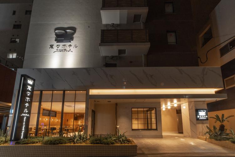 ホテル外観（夜）