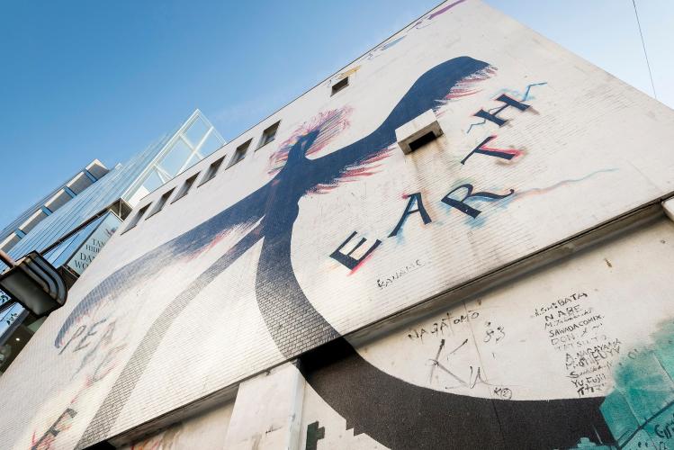 アメリカ村（徒歩16分）