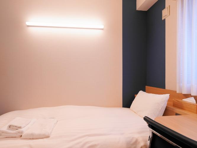 【客室】シングルルーム・明るいコンパクトなお部屋