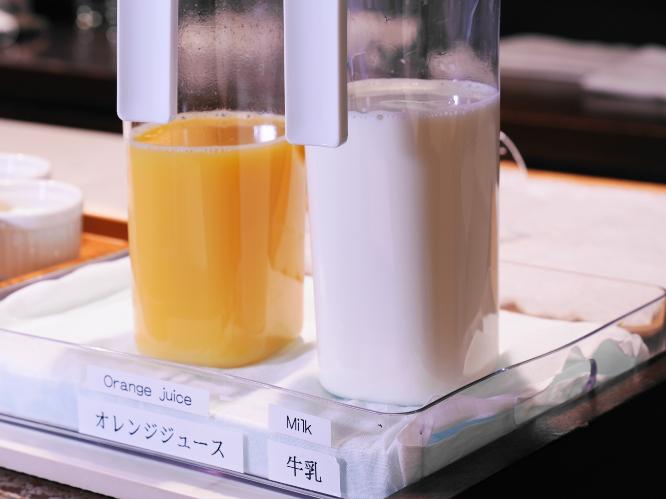 【朝食】オレンジジュース・牛乳