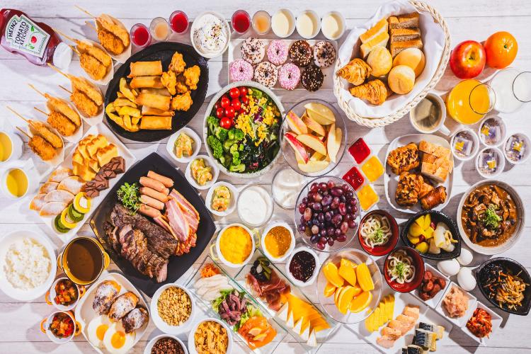 旬の食材を盛り込んだメニューを洗練されたノスタルジックな空間とともにお届け。 朝食では、大阪のローカルフードや彩り豊かなサラダコーナーをご用意。シェフこだわりのメニューをお楽しみください。