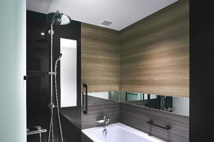 オーバーヘッドシャワーを採用し寛ぎのバスタイムを演出