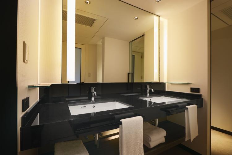 ダブルベーシンを備えたゆとりあるバスルーム