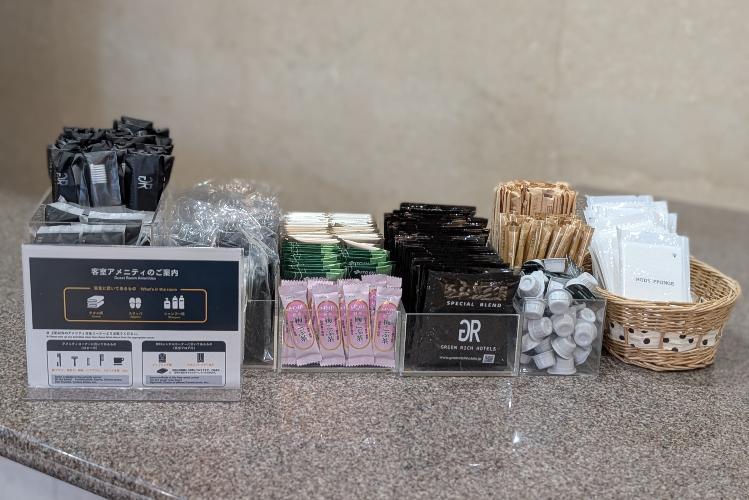 フロントにてご準備しております。 ・歯磨きセット・カミソリ・綿棒・ヘアブラシ ・ドリップコーヒー・緑茶・紅茶・梅こぶ茶 必要なアメニティをご自由にお部屋へお持ちください。