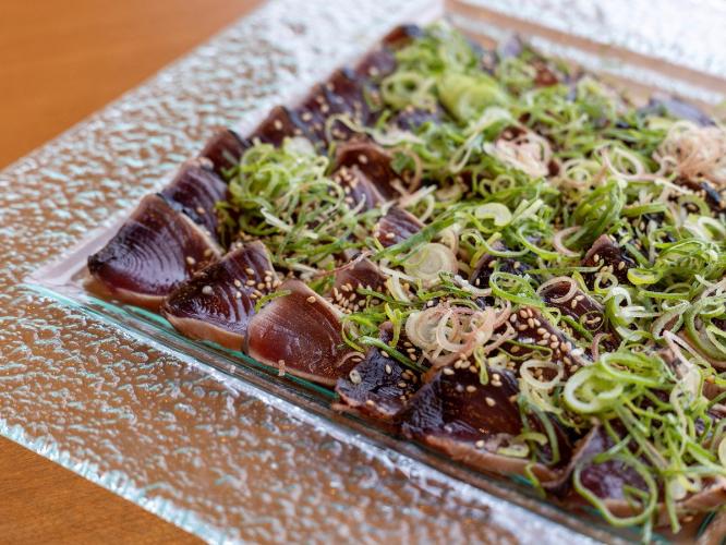 「カツオのたたき」土佐流はニンニクたっぷりでゆずを絞って。塩とニンニクで食べる方法も土佐ならでは!