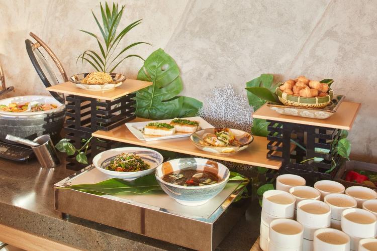 【朝食イメージ】県産野菜などの素材を活かした沖縄創作料理でおもてなし。