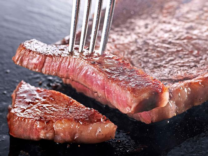 ビーフステーキ（4/15～）　※イメージ/調味牛脂を注入した加工肉です