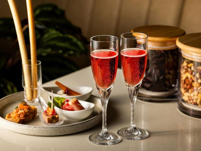 エグゼクティブフロア特典：時間帯により軽食やコーヒー、アルコールなどのドリンクをご用意しております。（営業時間 11:00〜21:00）