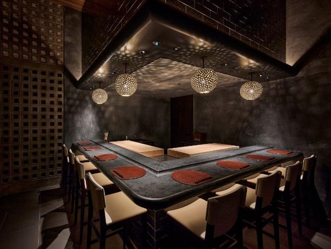 鮨＜琉海＞：琉球の海に育まれた恵みを、繊細に仕立てた鮨で楽しむ。珊瑚の洞窟をイメージした篭りの食空間。