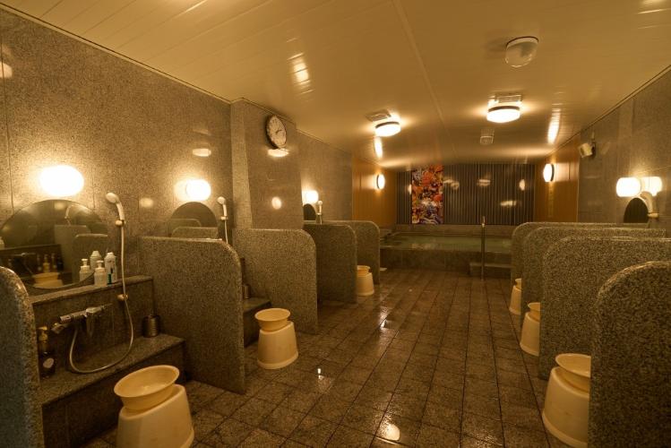 【男性浴場】光明石とは温泉と同様の成分を含んでおり、「神経痛」「肩こり」「痔」「産前産後の冷え症」「リウマチ」「腰痛」「冷え症」「疲労回復」の効能が期待できます。