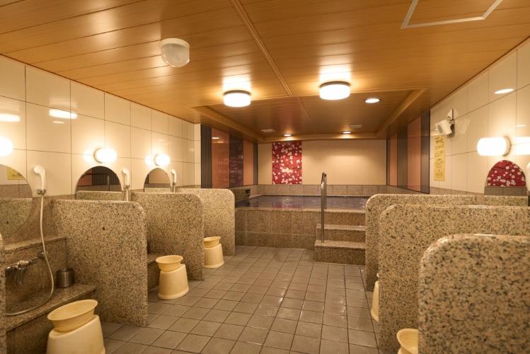 【女性浴場】　温泉と同様の成分を含む光明石を使用した人工温泉