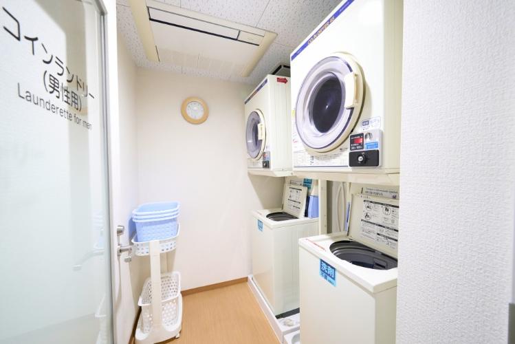 男性用コインランドリーは洗濯機2台、乾燥機2台設置
