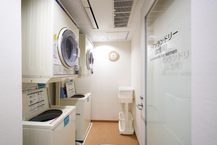 女性用コインランドリーは洗濯機2台、乾燥機2台設置