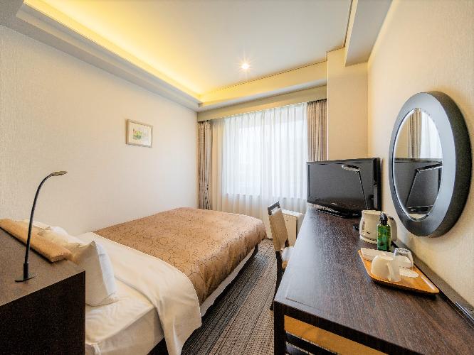 世界中の高級ホテルで採用されているシモンズベッド使用のシングルルーム。ベッド幅140cmの広々ベッドで心地よい眠りを・・。