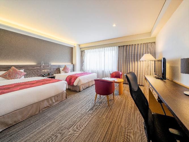 独立洗面所を設けた広々ツインルーム。ReFaシャワーヘッド・ホリスティックキュアドライヤーをご用意しております。