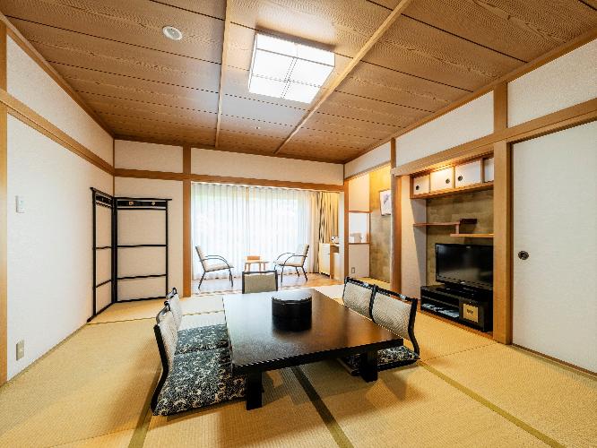 庭園に面した和室。客室で唯一バス・トイレ別のお部屋となります。落ち着いた雰囲気はご家族・ご友人同士でくつろぐには最適です。