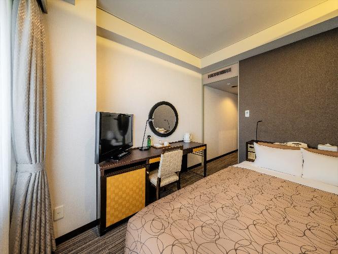 2名様でもリーズナブルにご利用頂けるセミダブルルーム。ベッド幅140cmのシモンズベッドで心地良い眠りを