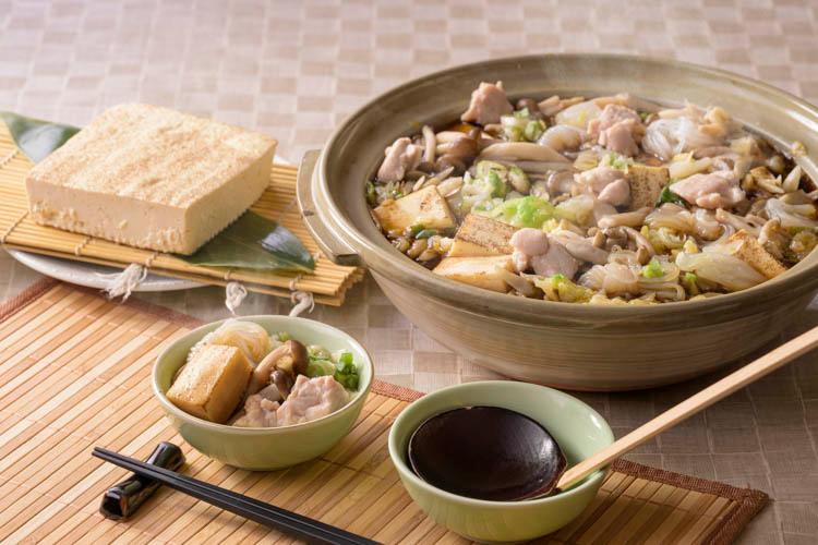 【彦根限定】滋賀県産の豆腐と具材に、すき焼き風の味付けがしみ込んだ”滋賀の伝統鍋　じゅんじゅん”