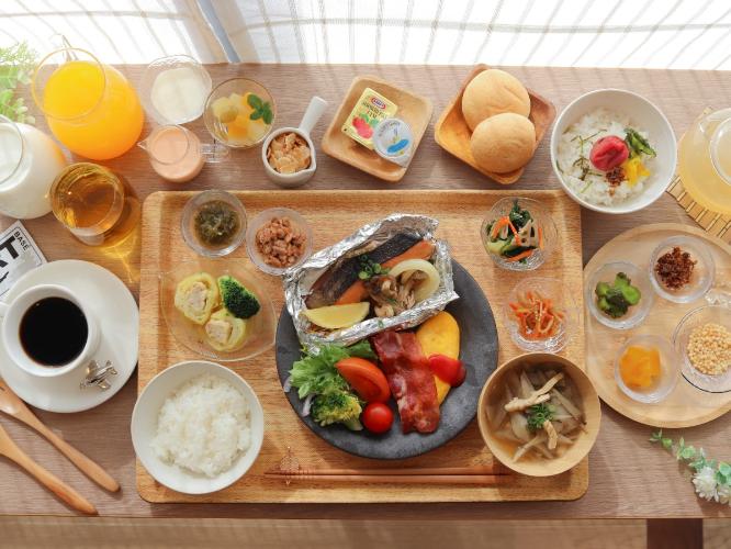 【日替わりメイン料理一例】鮭ホイル焼き＆オムレツベーコン