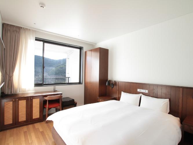 スーペリアダブル/20平米とコンパクトながらゆったりとお寛ぎいただけるダブルベッドをご用意。