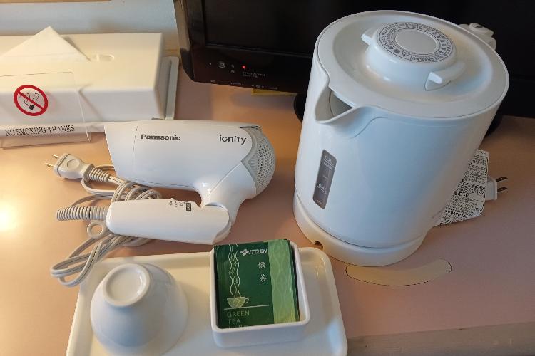 【アメニティー】電気ポット・湯呑み/コップ・お茶・ヘアドライヤー・延長コードなどお部屋にご用意がございます。