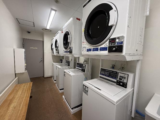 【コインランドリー】 コーナー内には自動洗剤投入型の洗濯機もご用意。洗剤の販売や乾燥機もあり、長期滞在にとっても便利◎