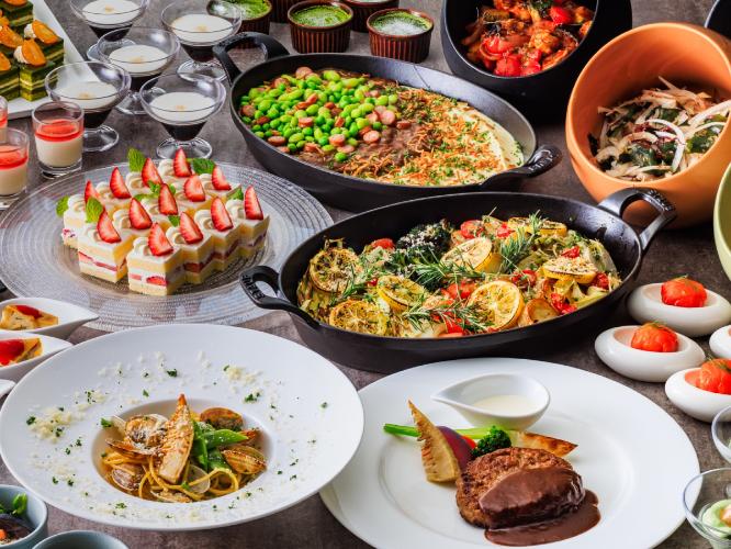 春のハーフブッフェランチ：メイン料理をお選びいただくと、オードブルやスープ、パン、デザートが食べ放題！