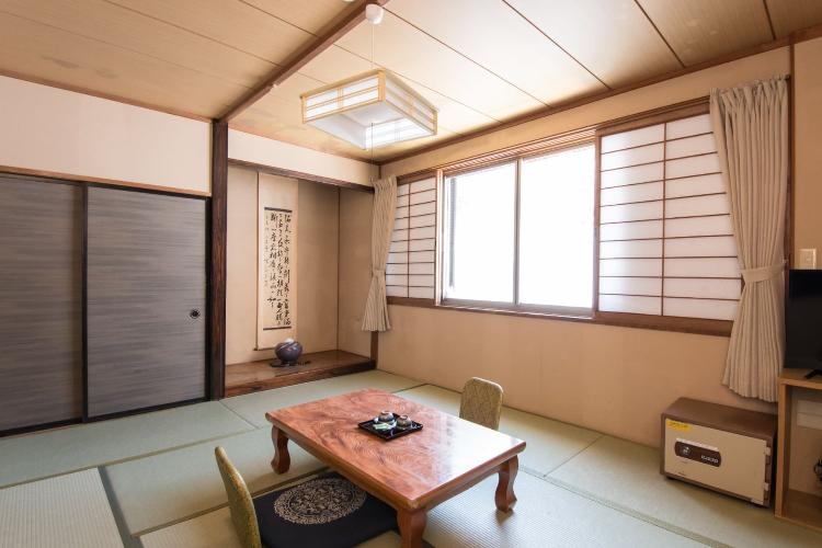 【東館/和室8畳】温泉施設から一番近い！静かな環境で湯めぐりを楽しみたい方へ。