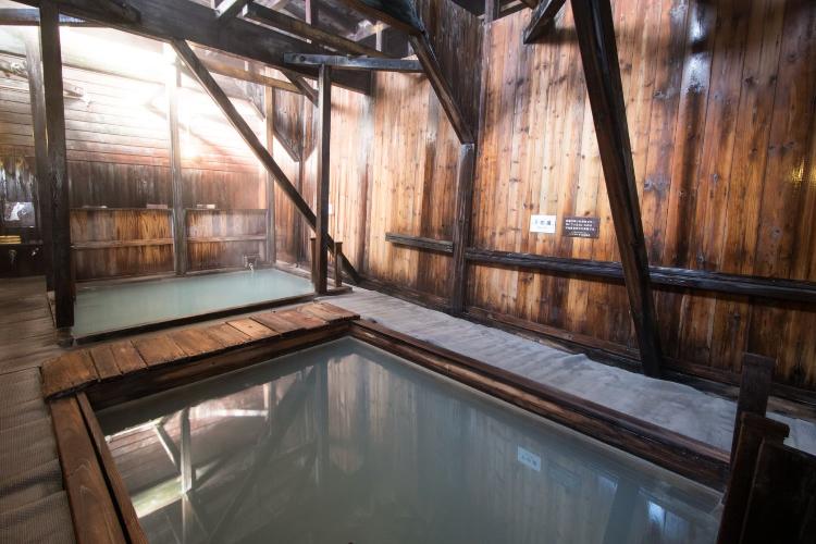 【日本三秘湯/谷地温泉】朝の光が差し込む湯船。眠るように浸かる至福のひと時。