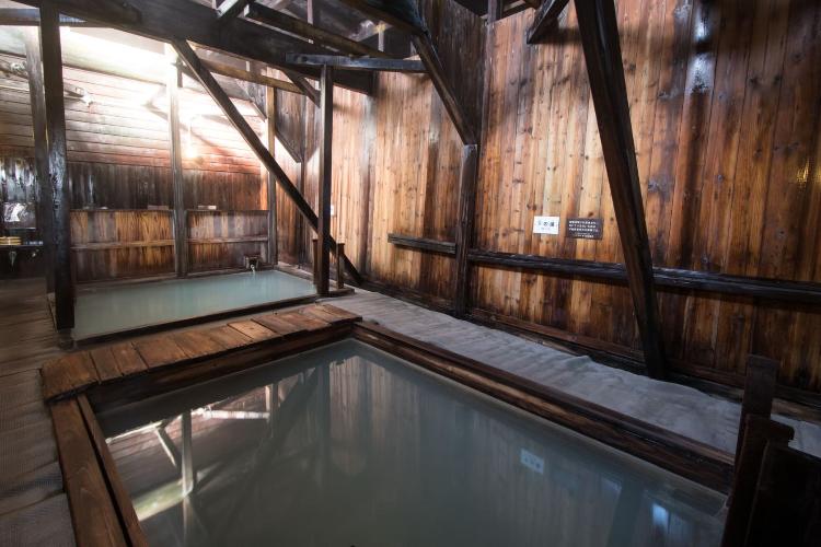 【日本三秘湯/谷地温泉】2023年に張り替えた湯屋。美しい古色へと変化した木の温もり。