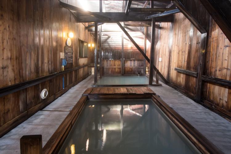 【日本三秘湯/谷地温泉】頭をからっぽに。濃すぎない成分が、心ゆくまでの長湯を叶えます。