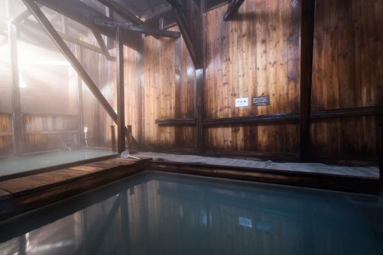 【日本三秘湯/谷地温泉】陽の光が湯屋を照らす朝。山奥の秘湯でしか味わえない自然の恵み。