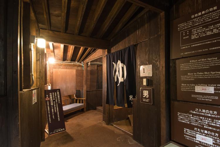 【日本三秘湯/谷地温泉】趣ある湯屋への入り口。歴史の面影漂う空間が、日常を忘れさせてくれる。