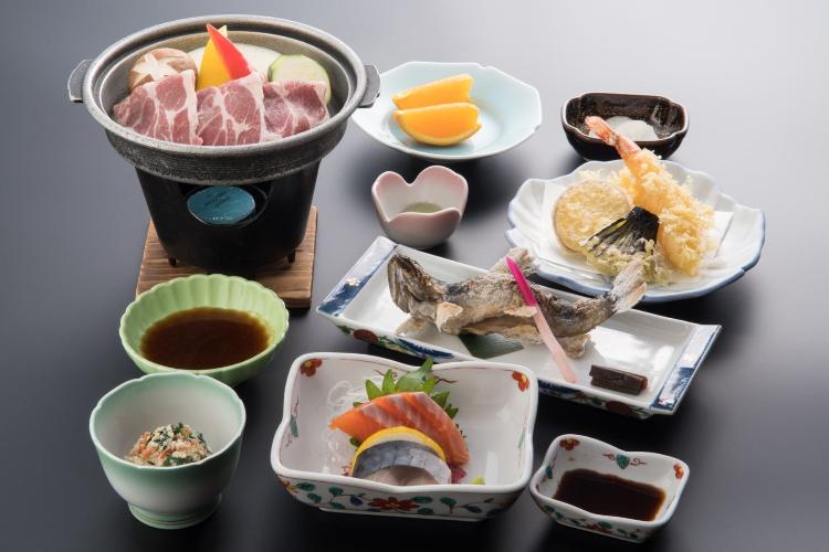 【夕食/スタンダード】郷土の恵みを盛り込んだ基本会席のご夕食。