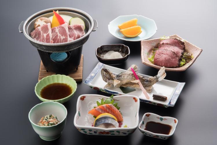 【夕食/スタンダード】郷土の恵みを味わう。名物の岩魚料理を盛り込んだ基本会席。