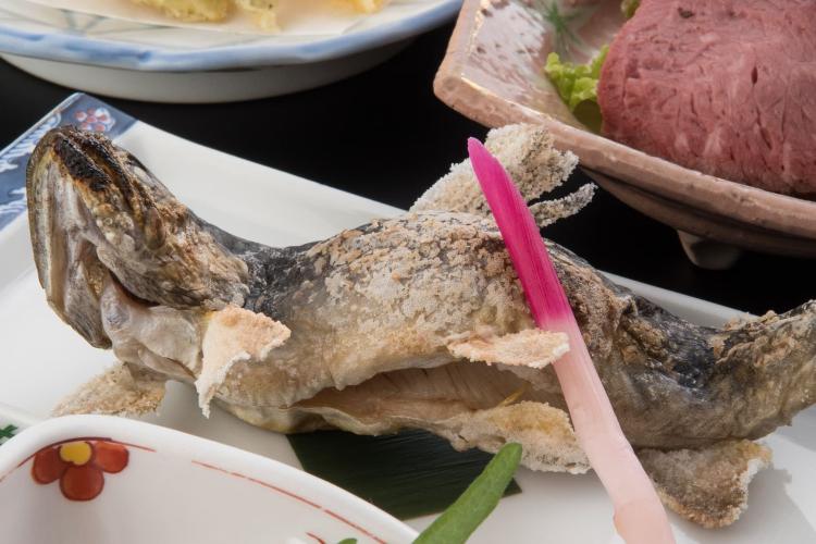 【夕食/イワナ塩焼き】香ばしくふっくらと焼き上げた岩魚の塩焼。