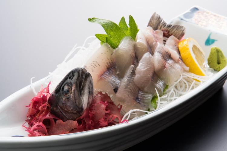 【夕食/イワナお造り】清流で育った新鮮なイワナのお造り。地元の旬の味わいをご堪能ください。