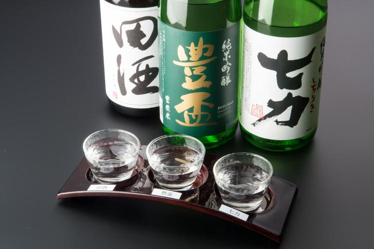 【地酒の飲み比べ】谷地温泉で楽しむ、風情あふれる地酒の飲み比べ。お食事と一緒に、贅沢なひとときを。