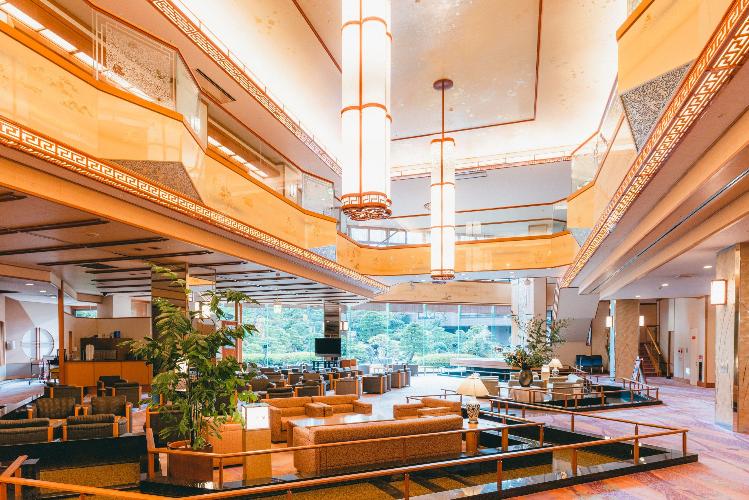 出雲の荘厳な光と水を表現した「ラウンジ土笛」は玉造随一の開放感　ドリンクサービスや夜のショーを開催