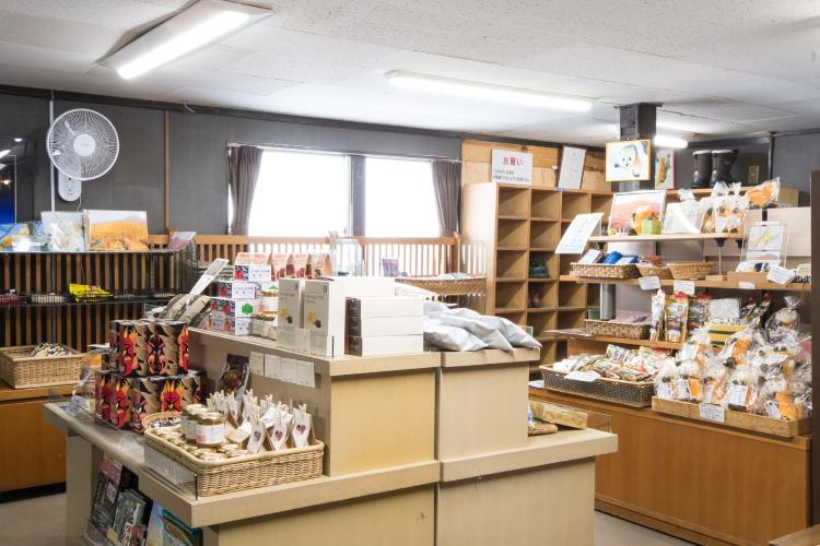 【館内/共有スペース】地元の特産品が並ぶ売店。旅の思い出やお土産選びにぜひご利用ください。